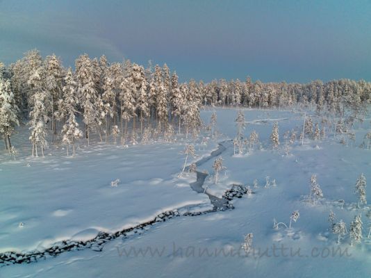 20211221014
talvimaisema hossan kansallispuisto hossa suomaisema talvi ilmakuva
Avainsanat: talvimaisema hossan kansallispuisto hossa suomaisema talvi ilmakuva