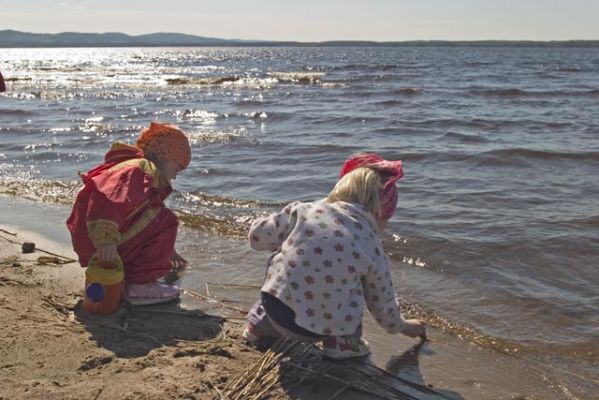 114_1419.jpg
lapset tyttö ranta järvi leikkiminen kevät
Avainsanat: lapset tyttö ranta järvi leikkiminen kevät